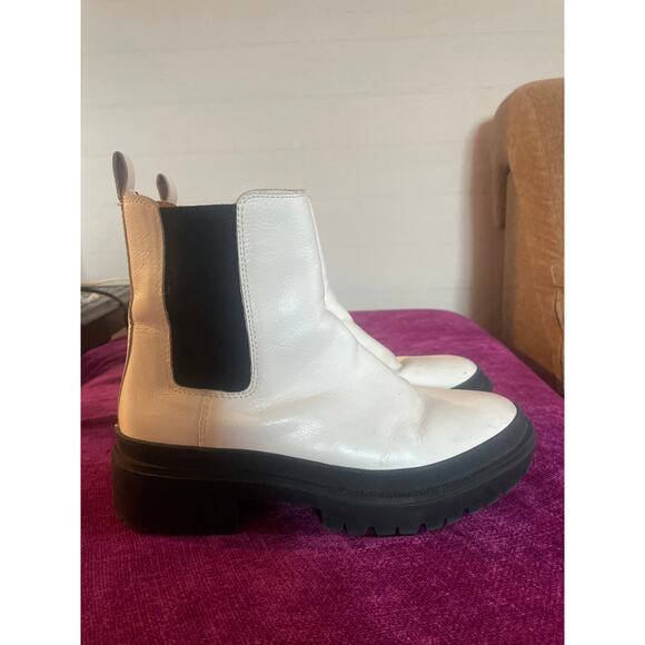 LUCKY BRAND Ellerey Lug Sole Chelsea Boots White Black Size 8.5 39 COMBAT GRUNGE - Picture 2 of 9